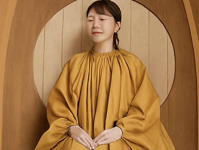 よもぎ蒸しで体を芯から温めている様子
